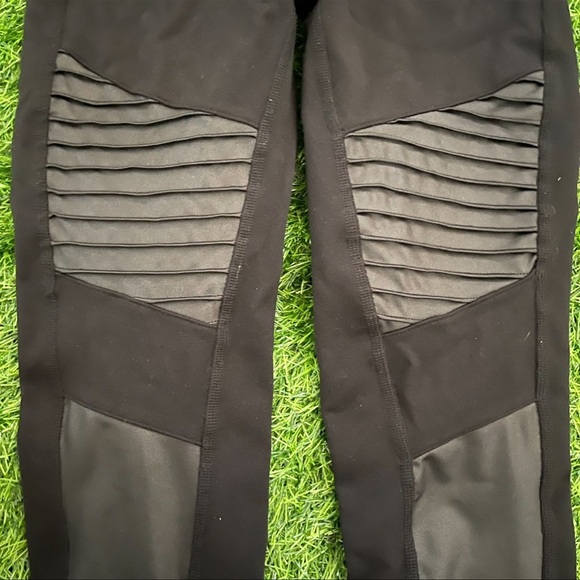 Alo moto leggings size Small casual activewear Preowned great condition yoga run - Picture 6 of 10